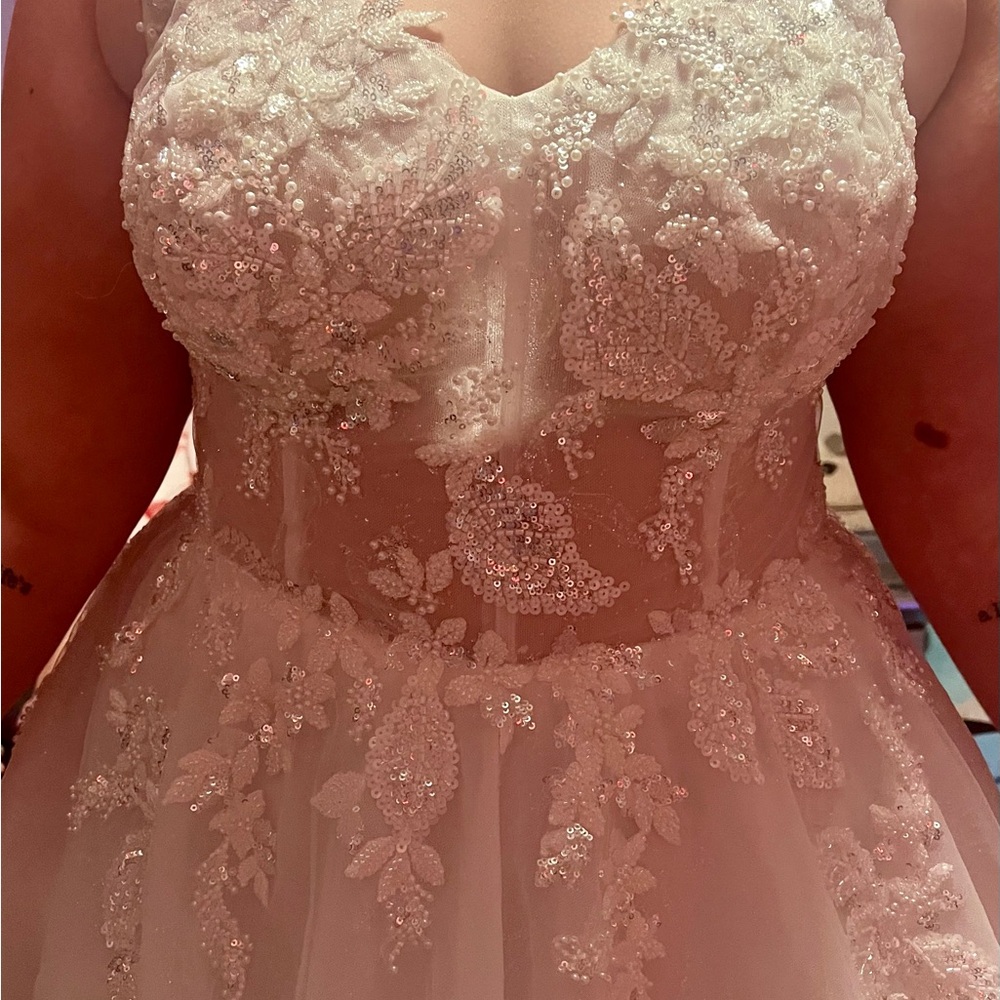 Elegant White Lace Wedding Dress